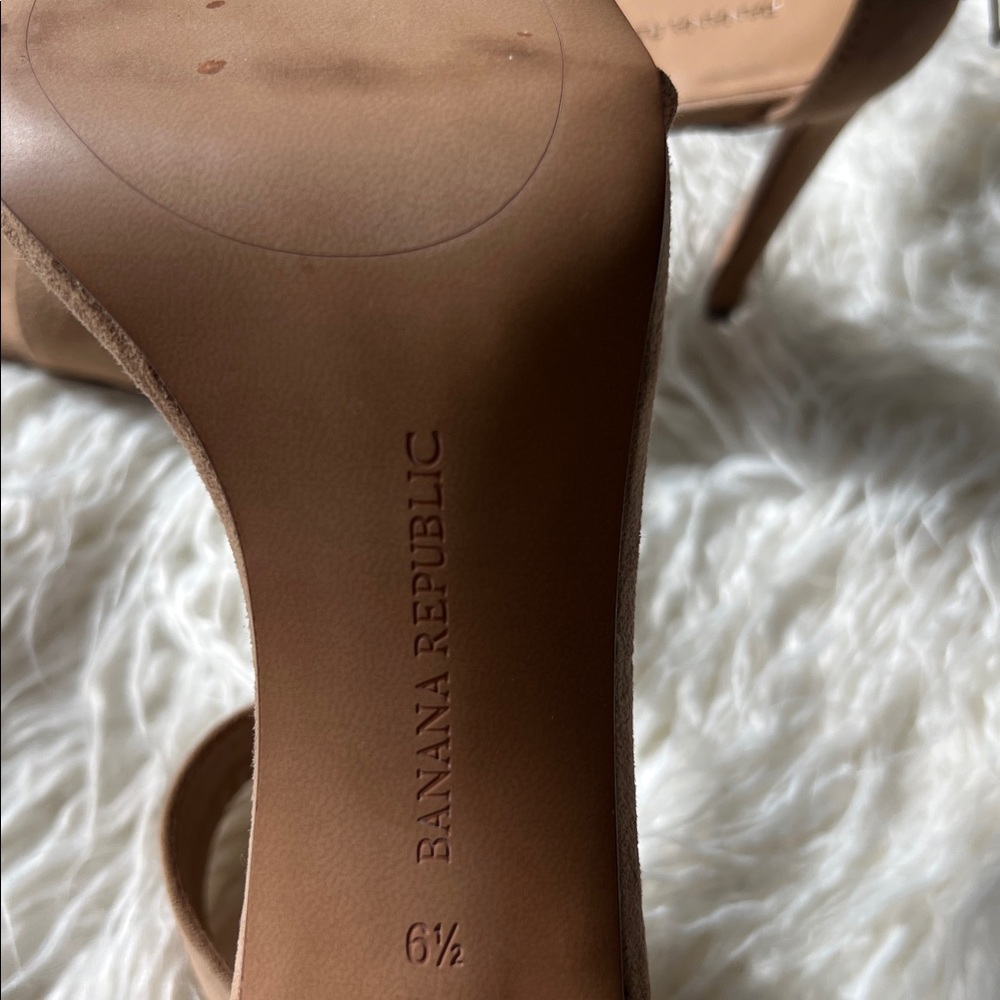 Banana Republic Tan Suede Bow Stiletto Heels
Sz 6.5 - Picture 9 of 10
